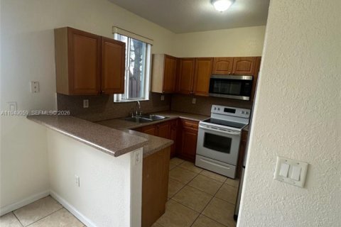 Снять в аренду таунхаус в Хомстед, Флорида 4 спальни, 132.2м2, № 2004863 - фото 5