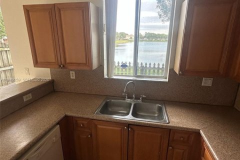 Снять в аренду таунхаус в Хомстед, Флорида 4 спальни, 132.2м2, № 2004863 - фото 2