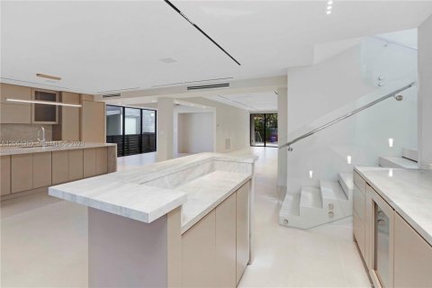 Casa en alquiler en Miami, Florida, 4 dormitorios, 275.18 m2 № 2278710 - foto 17