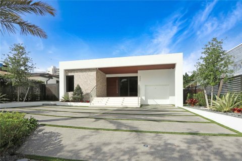 Casa en alquiler en Miami, Florida, 4 dormitorios, 275.18 m2 № 2278710 - foto 2