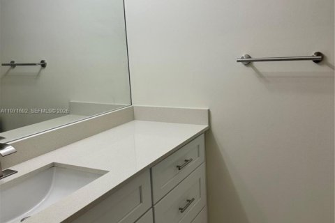 Condo in Miami, Florida, 2 bedrooms  № 2036517 - photo 11