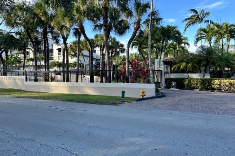 Кондоминиум с 2 спальнями в Майами, Флорида № 2036517