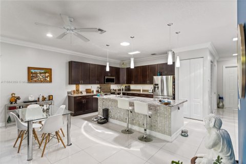 House in Dania Beach, Florida 3 bedrooms, 163.88 sq.m. № 1891936 - photo 6