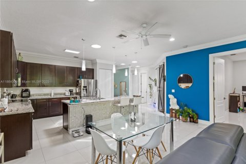 House in Dania Beach, Florida 3 bedrooms, 163.88 sq.m. № 1891936 - photo 10