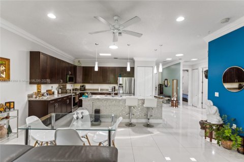 House in Dania Beach, Florida 3 bedrooms, 163.88 sq.m. № 1891936 - photo 9