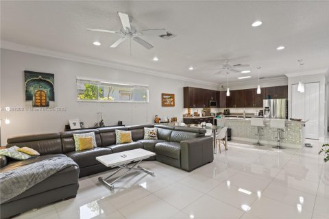 House in Dania Beach, Florida 3 bedrooms, 163.88 sq.m. № 1891936 - photo 8