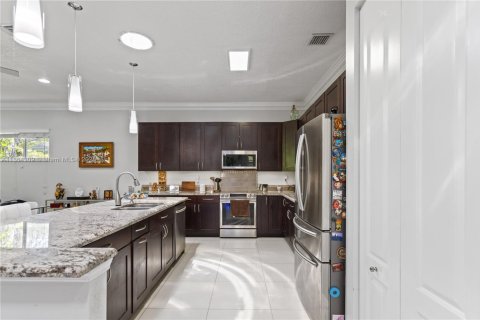 House in Dania Beach, Florida 3 bedrooms, 163.88 sq.m. № 1891936 - photo 4