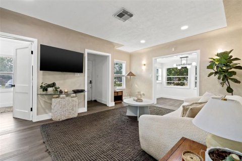 House in Saint Petersburg, Florida 3 bedrooms, 106.19 sq.m. № 2224326 - photo 5