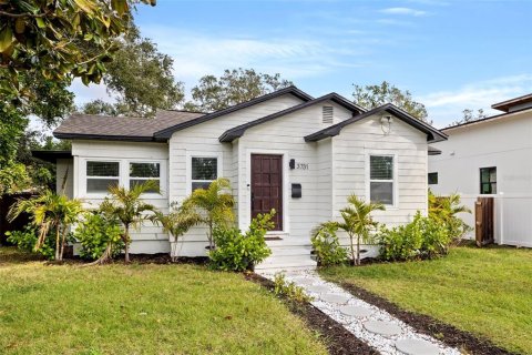 House in Saint Petersburg, Florida 3 bedrooms, 106.19 sq.m. № 2224326 - photo 2
