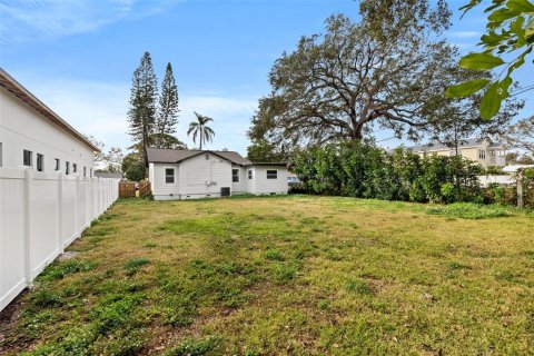 House in Saint Petersburg, Florida 3 bedrooms, 106.19 sq.m. № 2224326 - photo 24