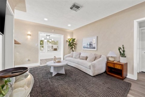 House in Saint Petersburg, Florida 3 bedrooms, 106.19 sq.m. № 2224326 - photo 4
