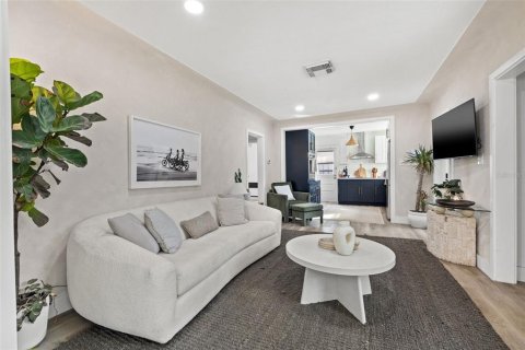 House in Saint Petersburg, Florida 3 bedrooms, 106.19 sq.m. № 2224326 - photo 6
