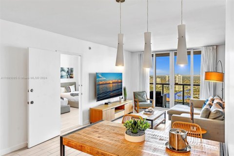 Casa en venta en Hallandale Beach, Florida, 2 dormitorios, 96.34 m2 № 1862167 - foto 2