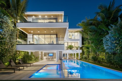 Casa en alquiler en Miami Beach, Florida, 6 dormitorios, 483.09 m2 № 1993617 - foto 1