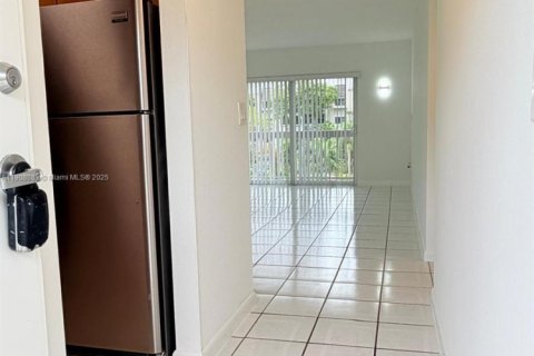 Copropriété à louer à Miami, Floride: 2 chambres, 74.69 m2 № 1965240 - photo 2