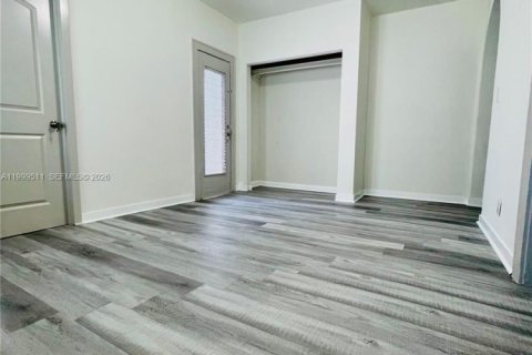 Villa ou maison à louer à Miami, Floride: 2 chambres, 91.04 m2 № 2064285 - photo 2