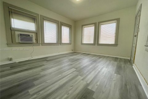 Villa ou maison à louer à Miami, Floride: 2 chambres, 91.04 m2 № 2064285 - photo 5