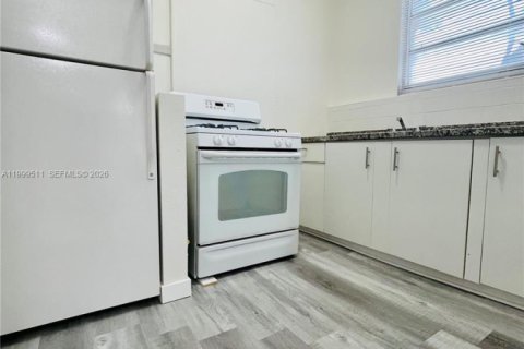 Villa ou maison à louer à Miami, Floride: 2 chambres, 91.04 m2 № 2064285 - photo 4