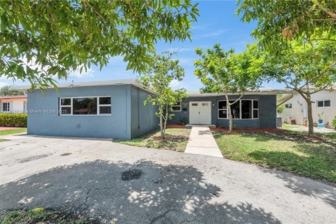 House in Hollywood, Florida 4 bedrooms, 217.95 sq.m. № 1826019 - photo 15
