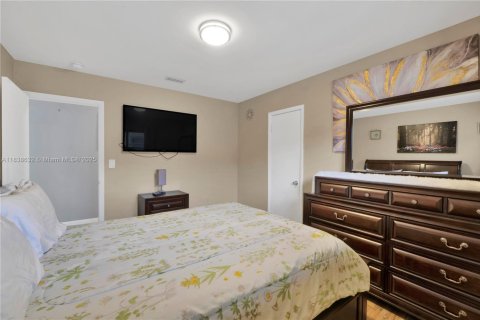 House in Hollywood, Florida 4 bedrooms, 217.95 sq.m. № 1826019 - photo 7