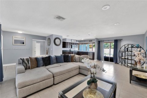 House in Hollywood, Florida 4 bedrooms, 217.95 sq.m. № 1826019 - photo 4