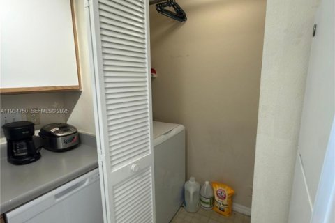 Condo in Pompano Beach, Florida, 1 bedroom  № 2000952 - photo 17