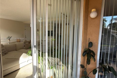 Condo in Pompano Beach, Florida, 1 bedroom  № 2000952 - photo 25