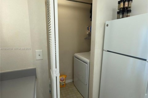 Condo in Pompano Beach, Florida, 1 bedroom  № 2000952 - photo 16