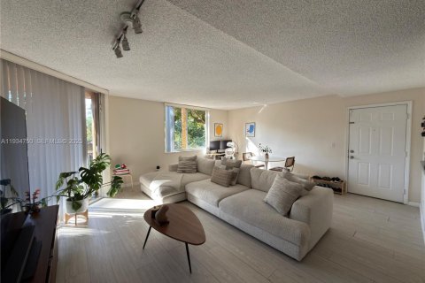 Condo in Pompano Beach, Florida, 1 bedroom  № 2000952 - photo 9