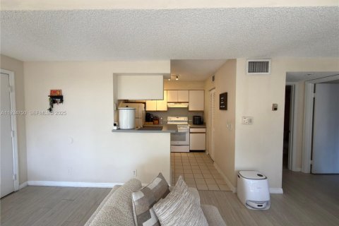 Condo in Pompano Beach, Florida, 1 bedroom  № 2000952 - photo 5