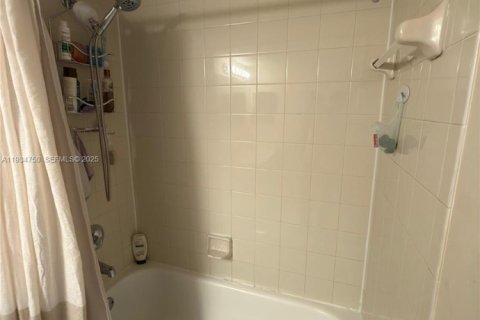 Condo in Pompano Beach, Florida, 1 bedroom  № 2000952 - photo 23