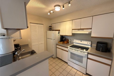 Condo in Pompano Beach, Florida, 1 bedroom  № 2000952 - photo 11