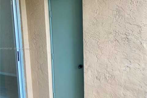 Condo in Pompano Beach, Florida, 1 bedroom  № 2000952 - photo 27