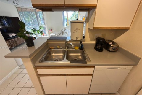 Condo in Pompano Beach, Florida, 1 bedroom  № 2000952 - photo 15