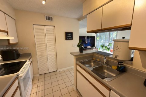 Condo in Pompano Beach, Florida, 1 bedroom  № 2000952 - photo 12