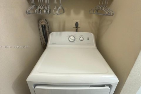 Condo in Pompano Beach, Florida, 1 bedroom  № 2000952 - photo 19