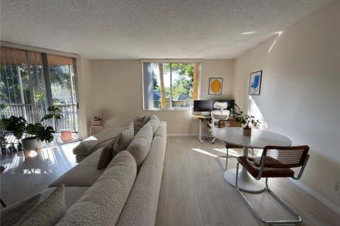 Condo in Pompano Beach, Florida, 1 bedroom  № 2000952 - photo 6