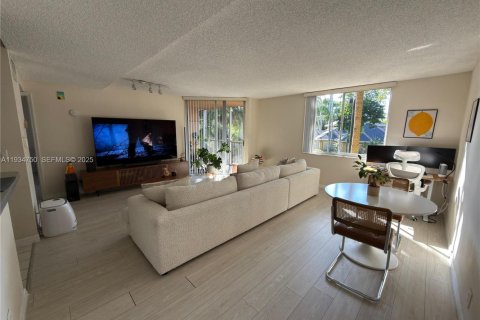 Condo in Pompano Beach, Florida, 1 bedroom  № 2000952 - photo 4