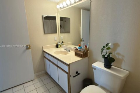 Condo in Pompano Beach, Florida, 1 bedroom  № 2000952 - photo 21