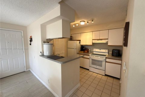 Condo in Pompano Beach, Florida, 1 bedroom  № 2000952 - photo 10