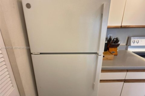 Condo in Pompano Beach, Florida, 1 bedroom  № 2000952 - photo 14