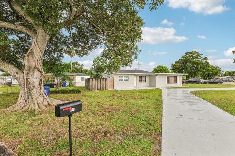 House in Miramar, Florida 3 bedrooms, 146.88 sq.m. № 1895958 - photo 2