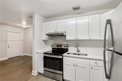 House in Miramar, Florida 3 bedrooms, 146.88 sq.m. № 1895958 - photo 16