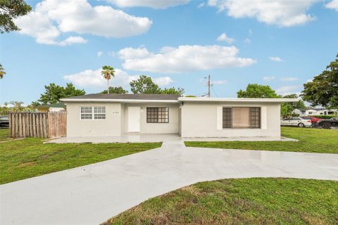 House in Miramar, Florida 3 bedrooms, 146.88 sq.m. № 1895958 - photo 5