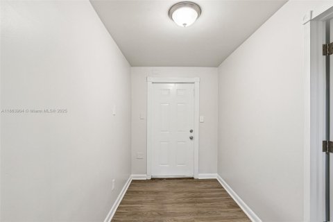 House in Miramar, Florida 3 bedrooms, 146.88 sq.m. № 1895958 - photo 17