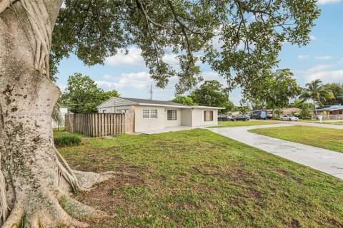 House in Miramar, Florida 3 bedrooms, 146.88 sq.m. № 1895958 - photo 3