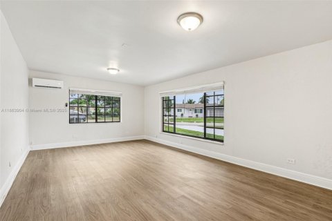 House in Miramar, Florida 3 bedrooms, 146.88 sq.m. № 1895958 - photo 9