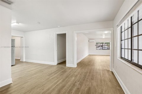 House in Miramar, Florida 3 bedrooms, 146.88 sq.m. № 1895958 - photo 10