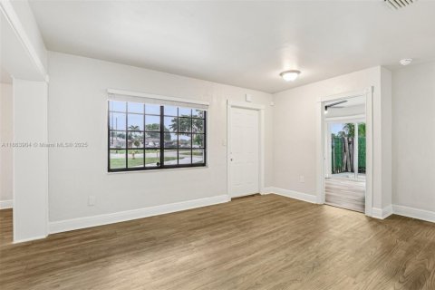 House in Miramar, Florida 3 bedrooms, 146.88 sq.m. № 1895958 - photo 7