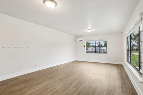 House in Miramar, Florida 3 bedrooms, 146.88 sq.m. № 1895958 - photo 11